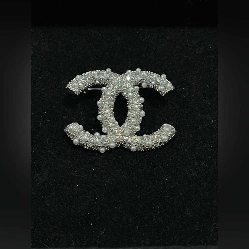 Fashion Jewelry Stamped Silver and Pearl Embellished Brooch